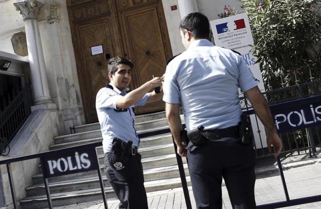 Dos policías turcos permanecen en guardia a la entrada del consulado francés en Estambul, Turquía, hoy, 13 de julio de 2016. La Embajada francesa en Ankara y el consulado en Estambul han cerrado hoy sus puertas hasta nueva orden por motivos de seguridad, informa la legación diplomática en una nota publicada en su web. EFE/SEDAT SUNA