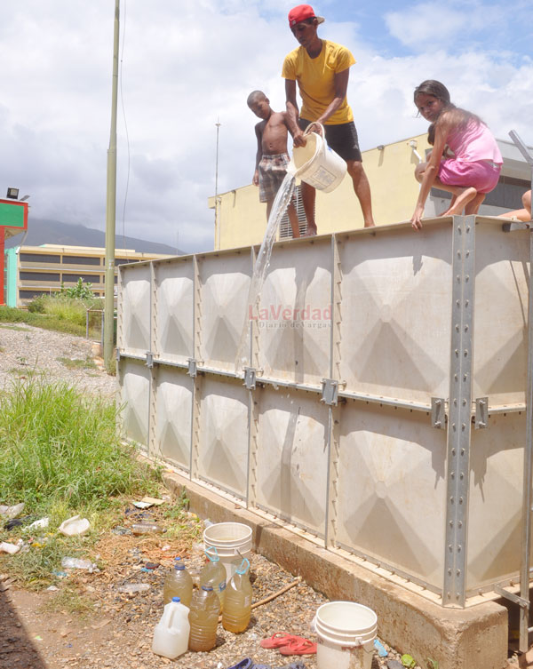 Vecinos de Gmvv Playa Grande se abastecen de agua de un tanque con olor fétido