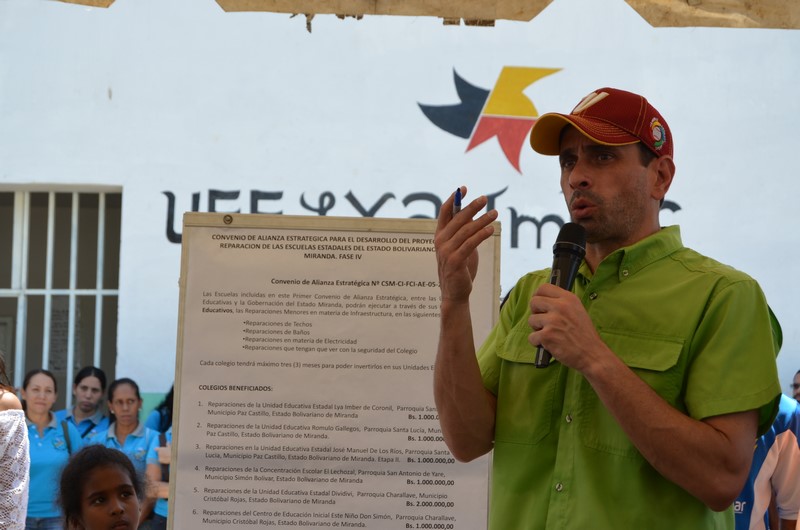 Capriles entregó recursos para reparación de siete escuelas tuyeras