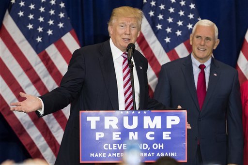 El candidato republicano a la vicepresidencia, Mike Pence, a la derecha, escucha al nominado republicano a la presidencia, Donald Trump, durante un discurso de despedida a la Convención Nacional Republicana el viernes 22 de julio de 2016 en Cleveland. (AP Foto/Evan Vucci)