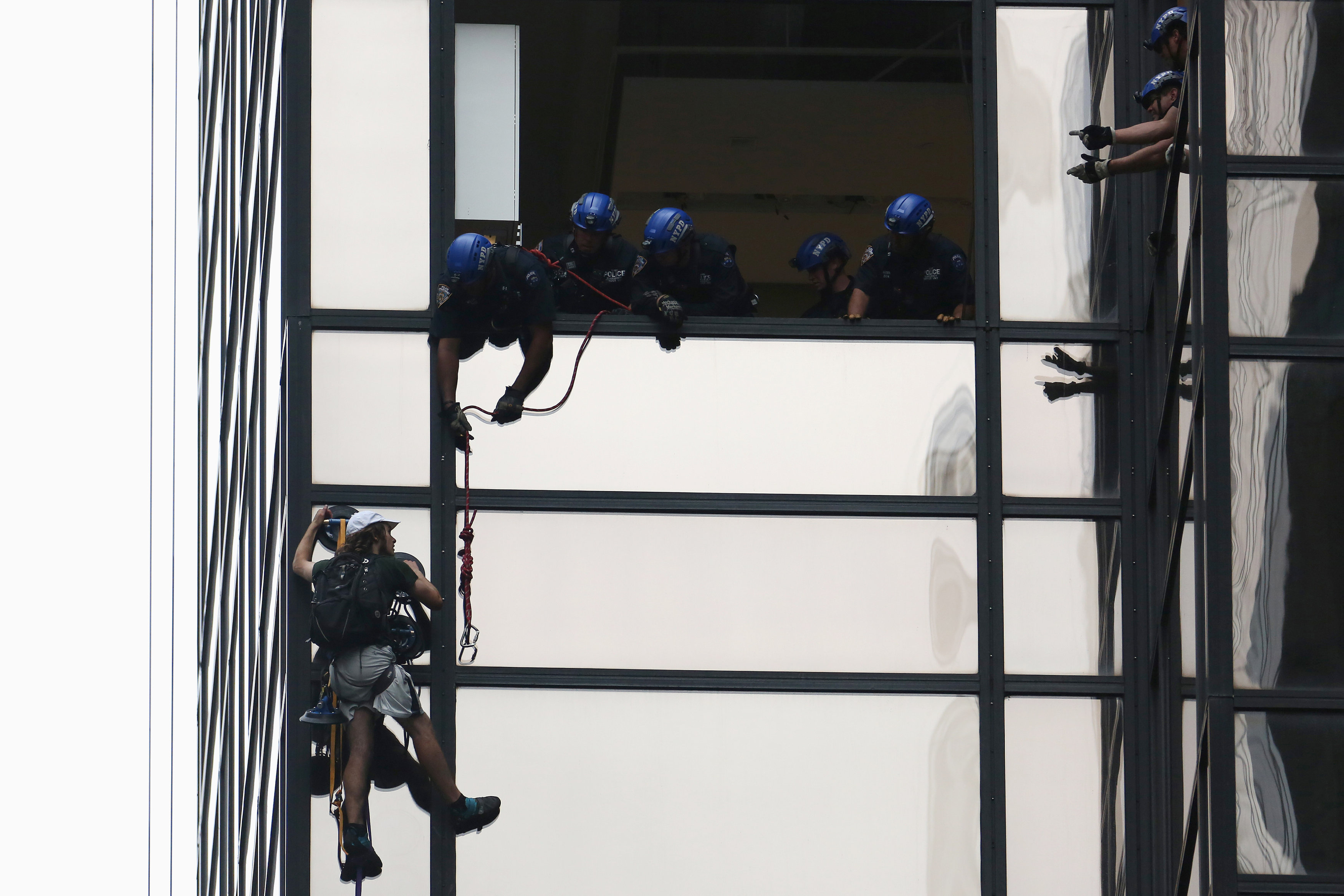 Detienen al escalador que ascendía la torre Trump en Nueva York (Fotos)
