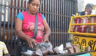 En bolsitas venden azúcar y café en El Tigre