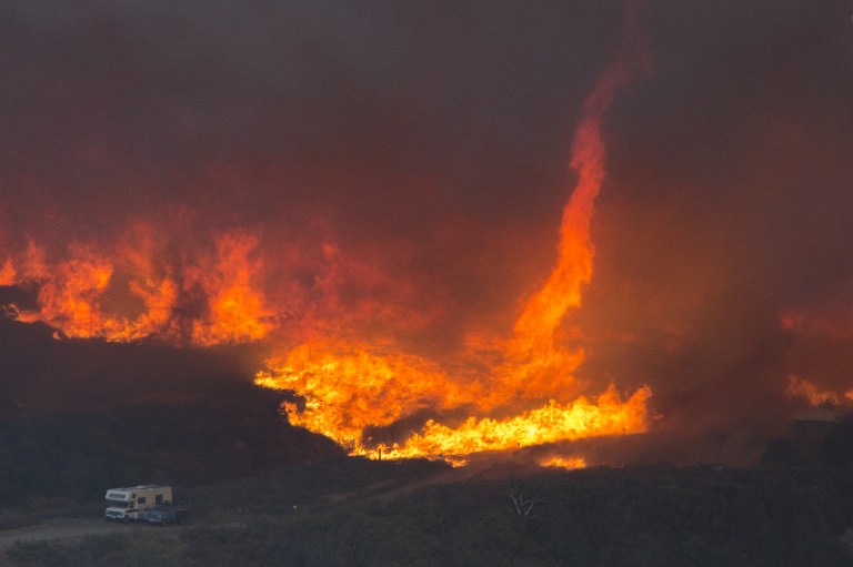 Tornados de fuego en California por incendio que amenaza a miles de personas (Fotos)