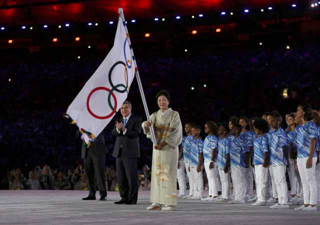 2016 Rio Olympics - Closing ceremony - Maracana - Rio de Janeiro, Brazil - 21/08/2016. Tokyo governor Yuriko Koike waves the Olympic flag on stage. REUTERS/Stefan Wermuth FOR EDITORIAL USE ONLY. NOT FOR SALE FOR MARKETING OR ADVERTISING CAMPAIGNS.