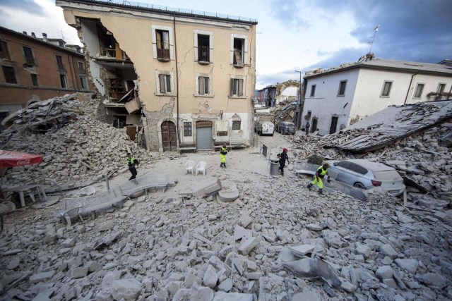 Un edificio se mantiene en pie luego de que parte de su estructura se derrumbase tras un sismo que remeció la localidad de Amatrice, en el centro de Italia, el 24 de agosto de 2016. (Massimo Percossi/ANSA via AP)