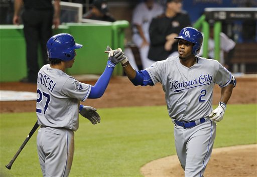 Alcides Escobar pegó vuelacercas y Kelvin Herrera llega a nueve salvados con los Reales