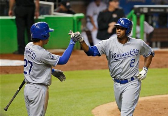 El venezolano Alcides Escobar es felicitado por su compañero de los Reales de Kansas City, el dominicano Raúl Mondesí Jr., luego de pegar jonrón en la cuarta entrada del juego ante los Marlins de Miami el jueves 25 de agosto de 2016 en Miami. (AP Foto/Wilfredo Lee)