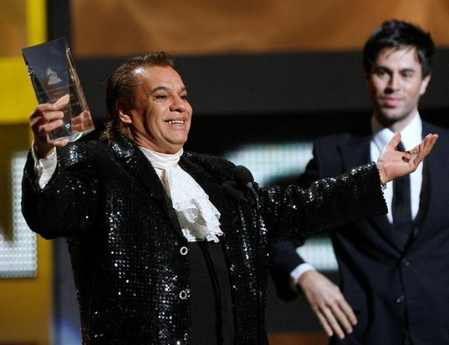 Foto de archivo de Gabriel tras recibir un premio en la entrega de los Grammy Latinos en Las Vegas. Nov 5, 2009. El extravagante cantante mexicano Juan Gabriel, quien por más de cuatro décadas fue sinónimo de balada romántica en América Latina, murió el domingo a los 66 años de un infarto fulminante, informó el conglomerado de medios Televisa. REUTERS/Mario Anzuoni