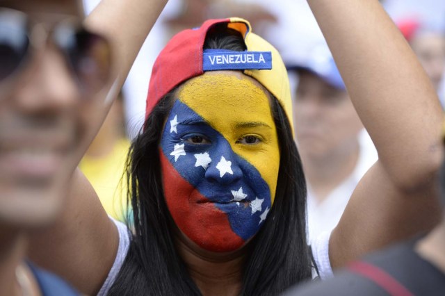 Activists take part in an opposition march in Caracas, on September 1, 2016. Venezuela's opposition and government head into a crucial test of strength Thursday with massive marches for and against a referendum to recall President Nicolas Maduro that have raised fears of a violent confrontation. / AFP PHOTO / FEDERICO PARRA