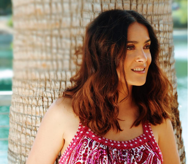 Con 50 años Salma Hayek levantó pasiones en las redes con un bikinazo en la piscina