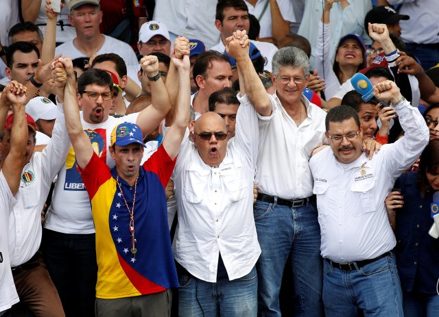 Venezuelan oposition leaders Henrique Capriles (L), Jesus Torrealba, secretary of Venezuela's coalition of opposition parties (MUD) and Henry Ramos Allup (2nd R), President of the National Assembly and deputy of the Venezuelan coalition of opposition parties (MUD), take part in a rally to demand a referendum to remove Venezuela's President Nicolas Maduro, in Caracas, Venezuela, September 1, 2016.   REUTERS/Carlos Garcia Rawlins