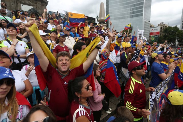 Venezuelans living in Mexico take part in a protest to demand a referendum to remove Venezuela's President Nicolas Maduro at Angel de la Independencia monument in Mexico City, Mexico, September 4, 2016. REUTERS/Edgard Garrido