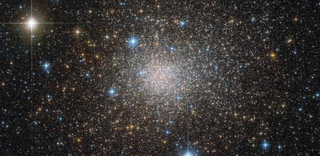 Fotografía facilitada por la NASA/ESA/Hubble/F. Ferraro de una reliquia fósil de la Vía Láctea que engloba un grupo de estrellas de muy diferentes edades, queha sido descubierto por un grupo internacional de astrónomos. EFE