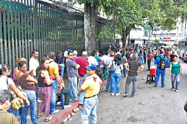 En Los Altos Mirandinos protestaron por los “listeros nocturnos” en las colas de los supermercados