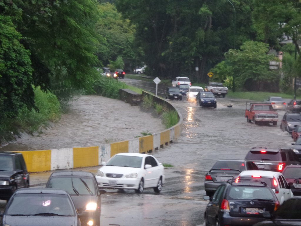 Fuertes lluvias provocan desbordamiento de la quebrada de Guaicay en Caracas (FOTO)