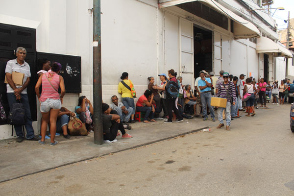 Consumidores pernoctan hasta dos días para comprar comida en Catia la Mar