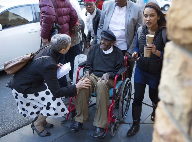 CID30 CIUDAD DEL CABO (SUDÁFRICA), 07/10/2016.- Desmond Tutu (c), arzobispo sudafricano y Nobel de la Paz 1984, llega en silla de ruedas a una ceremonia religiosa con motivo de la celebración de su 85 cumpleaños en la catedral de St. Georges en Ciudad del Cabo, Sudáfrica, hoy, viernes 7 de octubre de 2016. EFE/Nic Bothma