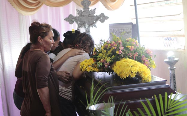 El féretro ocupaba la pequeña sala en la casa que compartió toda su vida con su familia en el barrio Blanquita de Pérez. (Foto: José Gil)   Familiares y amigo de la funcionaria de Polimaracaibo Lisbeth Parra , se reunieron para darle una gran despedida a quien fuera una madre agnegada y muy trabajadoa, funcionaria que trabaja en la parte administrativa de la Policia Municipal de Mracaibo por mas de 10 años. el acto del sepelio qye se e relaizo a la una de la tarde del dia sabado sus resto fueron llevados hasta el cementerio La Chinita.