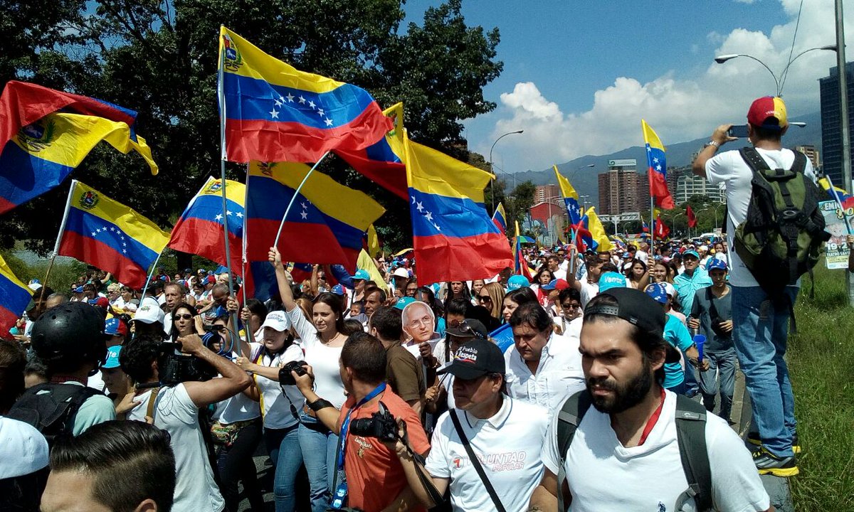 Las mujeres resteadas comenzaron a marchar hacia el distribuidor Ciempiés (Fotos + video)