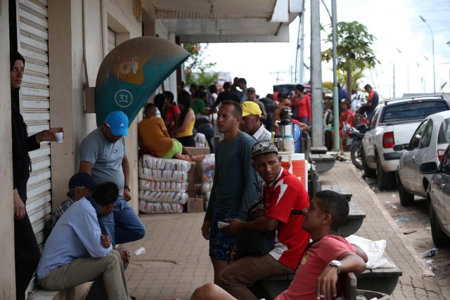 ACOMPAÑA CRÓNICA: BRASIL VENEZUELA - BRA08. PACARAIMA (BRASIL), 24/10/2016.- Fotografía del 22 de octubre de 2016, de un grupo de venezolanos en la ciudad de Pacaraima, una empobrecida y pequeña ciudad del norte de Brasil, que se ha convertido en uno de las últimos horizontes en que los venezolanos consiguen la comida y los productos básicos que escasean en su país. Según distintas fuentes consultadas por Efe en esta ciudad de la frontera entre Brasil y Venezuela, entre 1.000 y 1.500 venezolanos cruzan cada fin de semana la línea divisoria, compran alimentos y regresan a su país. EFE / Marcelo Sayão