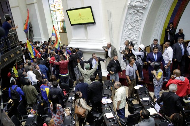 Supporters of Venezuela's President Nicolas Maduro storm into in a session of the National Assembly in Caracas, Venezuela October 23, 2016. REUTERS/Marco Bello TPX IMAGES OF THE DAY