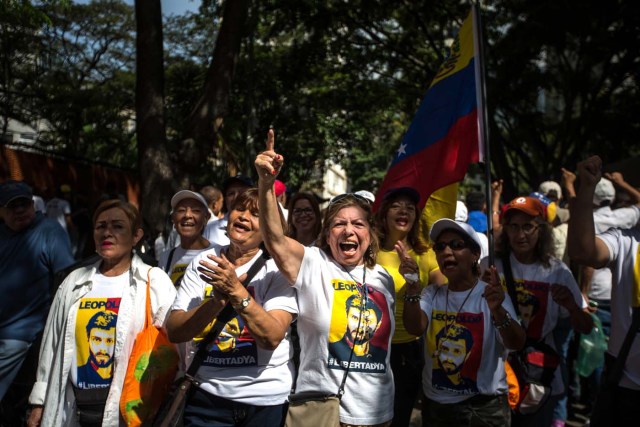 CAR02. CARACAS (VENEZUELA) 26/10/2016.- Un grupo de personas participa en una manifestación hoy, miércoles 26 de octubre del 2016, en Caracas (Venezuela). Miles de opositores comenzaron hoy a concentrarse en varias ciudades del país para participar en la denominada "Toma de Venezuela", convocada en protesta contra lo que consideran una "ruptura del orden constitucional" tras la suspensión del proceso para celebrar un revocatorio presidencial. EFE/MIGUEL GUTIEREZ