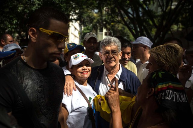 CAR12. CARACAS (VENEZUELA) 26/10/2016.- El presidente de la Asamblea Nacional de Venezuela, Henry Ramos Alup (i), saluda a un grupo de personas que participa en una manifestación hoy, miércoles 26 de octubre del 2016, en Caracas (Venezuela). Miles de opositores comenzaron hoy a concentrarse en varias ciudades del país para participar en la denominada "Toma de Venezuela", convocada en protesta contra lo que consideran una "ruptura del orden constitucional" tras la suspensión del proceso para celebrar un revocatorio presidencial. EFE/MIGUEL GUTIEREZ