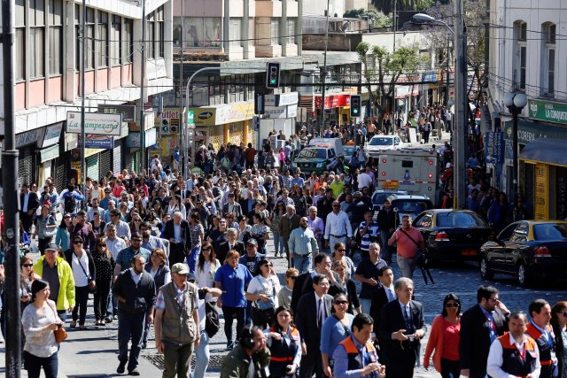 Citizens take part in a mass evacuation during a simulated disaster by a fictitious tsunami to mark World Tsunami Day on the Pacific coast in Valparaiso, Chile November 3, 2016. REUTERS/Rodrigo Garrido