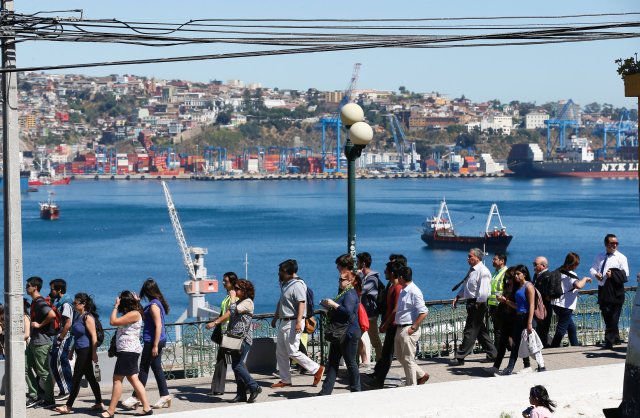 Citizens take part in a mass evacuation during a simulated disaster by a fictitious tsunami to mark World Tsunami Day on the Pacific coast in Valparaiso, Chile November 3, 2016. REUTERS/Rodrigo Garrido