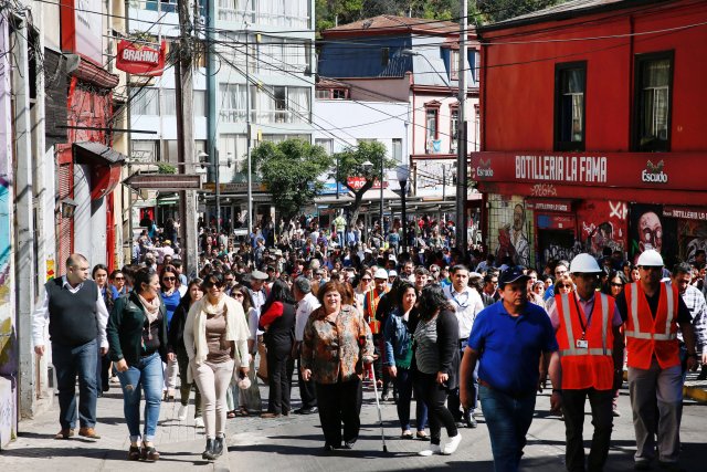 Citizens take part in a mass evacuation during a simulated disaster by a fictitious tsunami to mark World Tsunami Day on the Pacific coast in Valparaiso, Chile November 3, 2016. REUTERS/Rodrigo Garrido