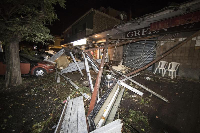 Dos muertos y cuantiosos destrozos por un temporal en el centro de Italia