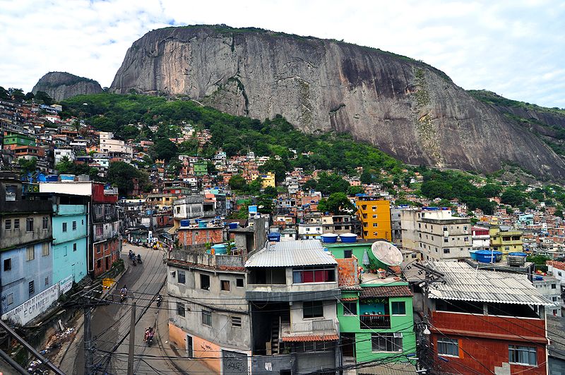 Cuatro policías mueren en Rio al caer helicóptero cerca de favela