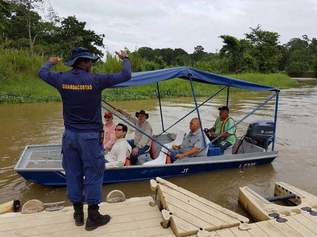 A coast guard officer informs tourists of the danger of traveling on boat due to the approach of hurricane Otto in Barra de Colorado, Costa Rica, November 22, 2016, in this handout photo provided by the Ministry of Public Security. Ministry of Public Security/Handout via Reuters. ATTENTION EDITORS - THIS IMAGE WAS PROVIDED BY A THIRD PARTY. EDITORIAL USE ONLY.