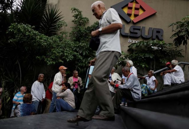 Retirees line up to withdraw money from a bank in Caracas, Venezuela December 2, 2016. REUTERS/Ueslei Marcelino