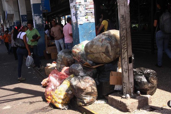 Basura acumulada y desechos esparcidos invaden el centro de San Cristobal