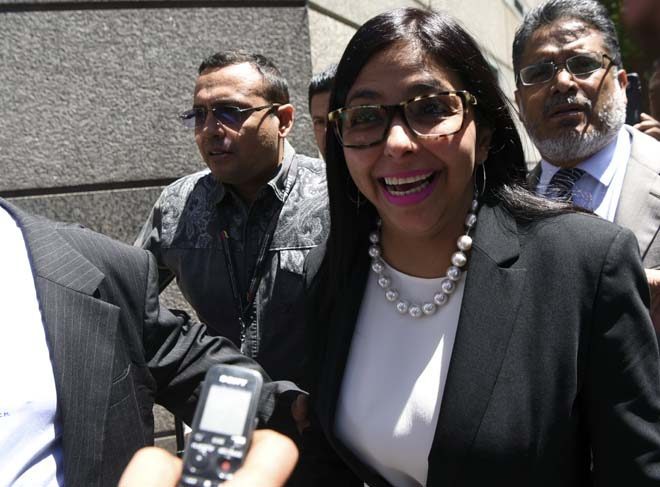 ¡Se acabó el berrinche! Delcy Eloína sale de la cancillería