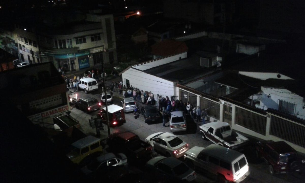 Por segundo día en Boconó madrugaron frente a los bancos este #14Dic