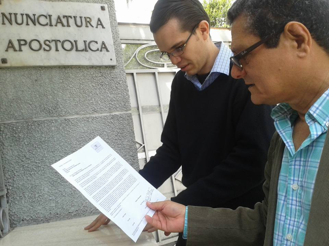 Foto entrega de carta a la   Nunciatura