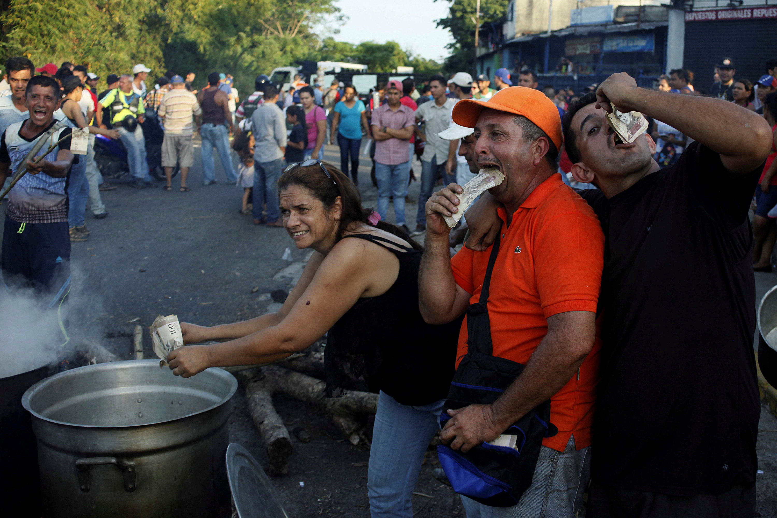 Nicolás, ni la mires… pobladores de El Piñal hasta se comieron los billetes de 100 (FOTOS)