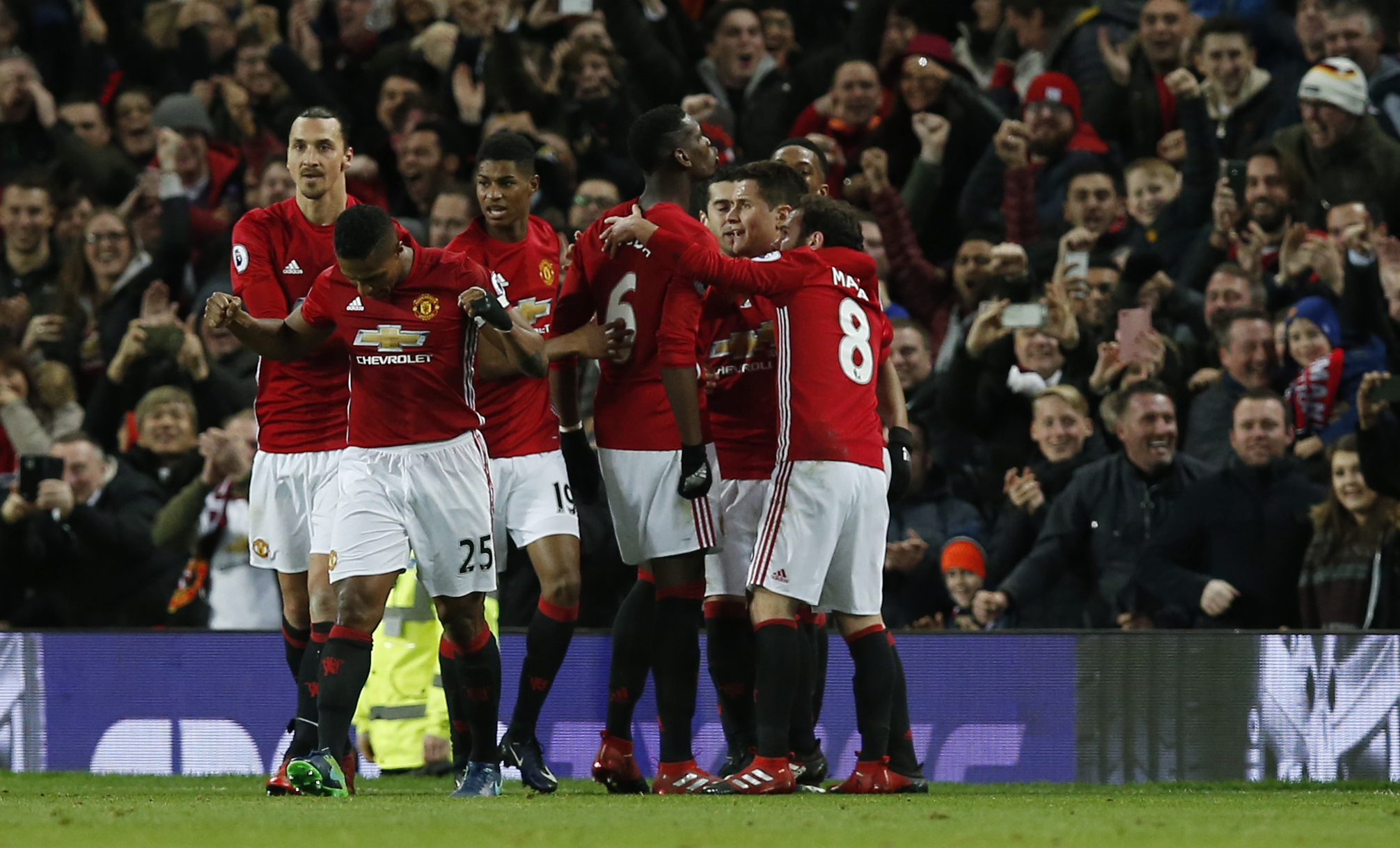 El United gana al Middlesbrough en el reencuentro de Mourinho y Karanka