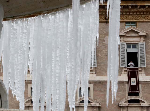 ¡Impresionante! Ola de frío congela fuentes de la plaza de San Pedro