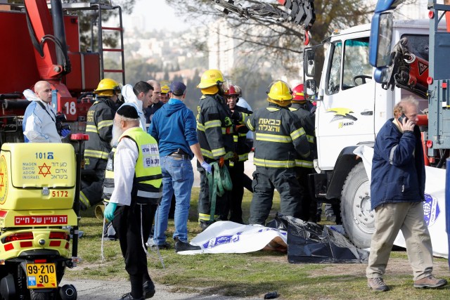 ATTENTION EDITORS - VISUAL COVERAGE OF SCENES OF DEATH OR INJURY Israeli rescue forces work at the scene of a truck ramming incident in Jerusalem January 8, 2017. REUTERS/Ronen Zvulun TEMPLATE OUT