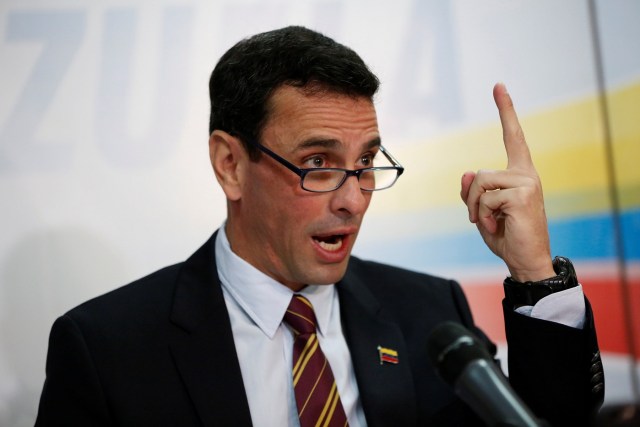 Venezuelan opposition leader and Governor of Miranda state Henrique Capriles talks to the media during a news conference in Caracas, Venezuela January 11, 2017. REUTERS/Carlos Garcia Rawlins