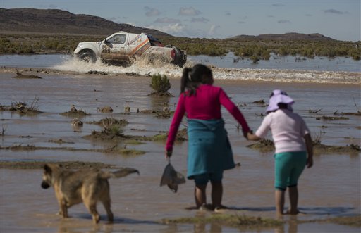 En esta fotografía del martes 10 de enero de 2017, el piloto Gerard Tramoni y el copiloto Dominique Totain, ambos de Francia, pasan con su vehículo Springbok MD por una zona cubierta de agua durante la octava etapa del Rally Dakar 2017, entre Uyuni, Bolivia, y Salta, Argentina. La carrera comenzó en Paraguay y también abarca Argentina. (AP Foto/Martín Mejía)