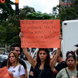 La actriz Amanda Gutiérrez fue retenida brevemente este viernes por protestar en Miraflores