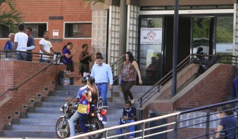 Denuncian “reciclaje” de medicinas y material quirúrgico vencidos en el hospital de Barcelona