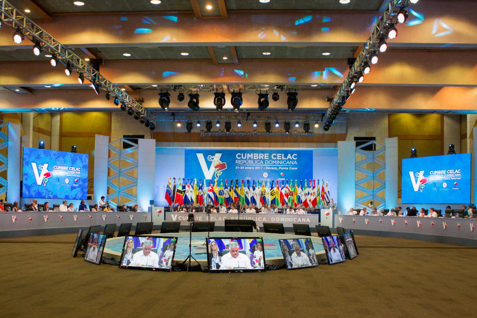 Celac condena criminalización de migración y apoya el diálogo en Venezuela