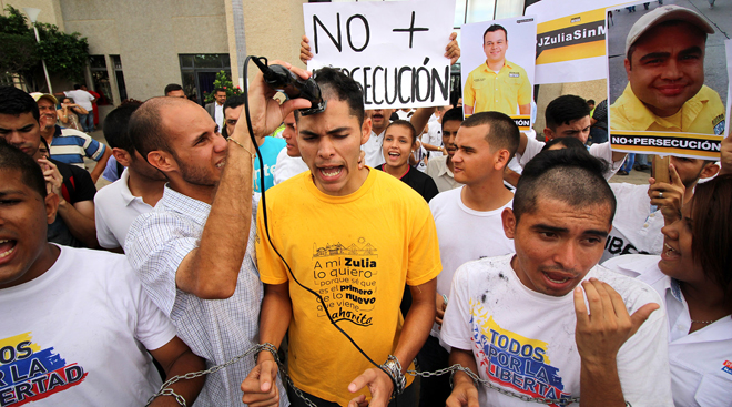Estudiantes oprimidos se raparon la cabeza frente a los Tribunales del Zulia (Fotos)
