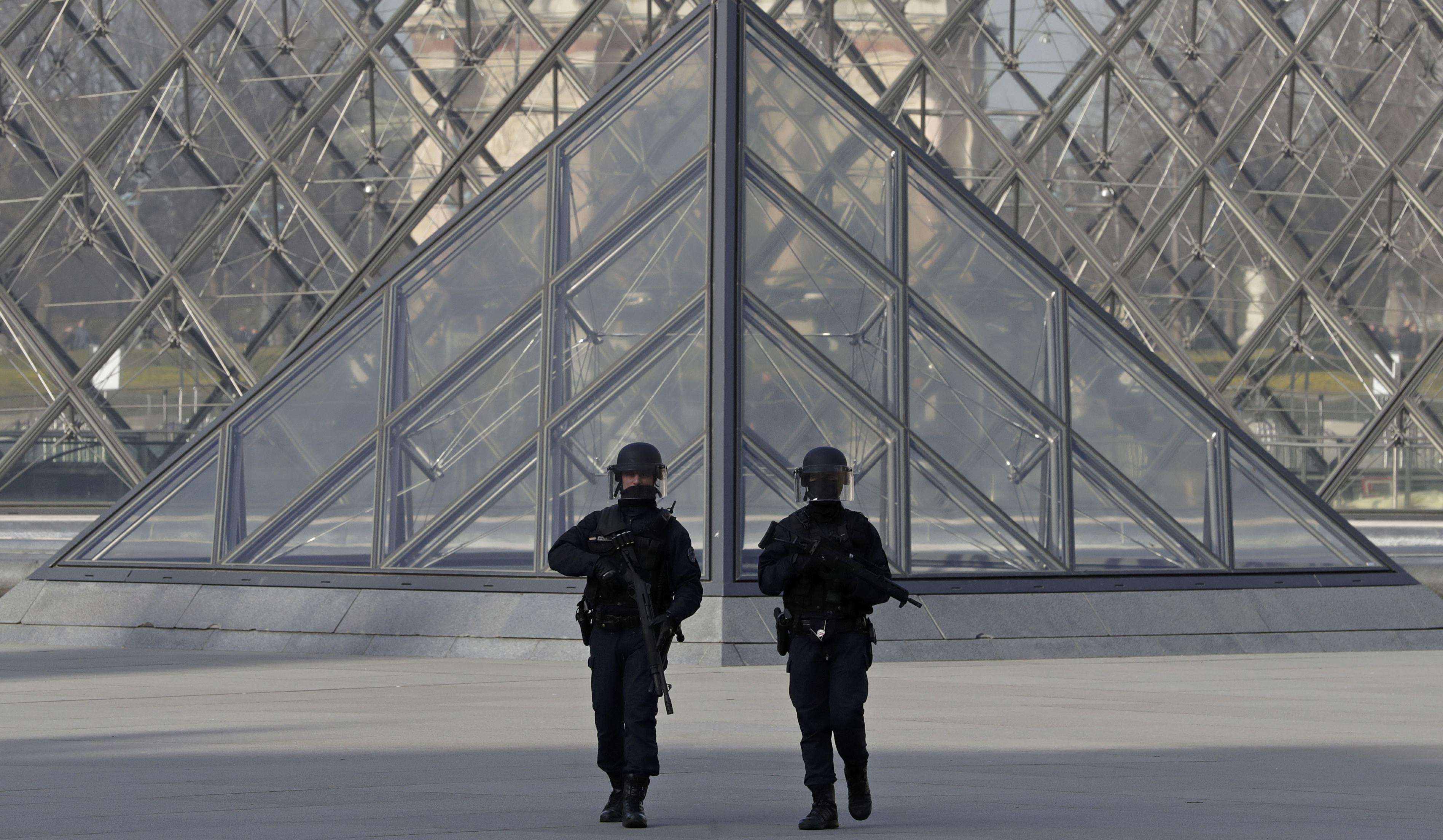 La Policía sospecha que el atacante del Louvre es un egipcio de 29 años