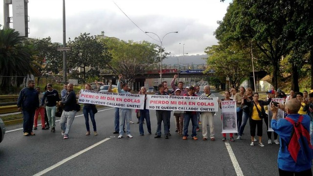 Protestan en la autopista Francisco Fajardo por falta de comida #3Feb